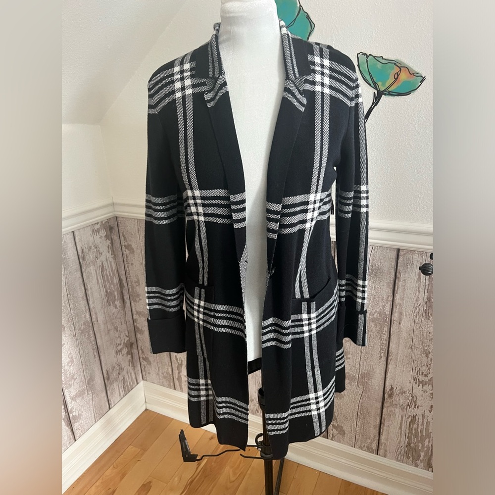 “Elle” woman’s Knite blazer black and white. New with tags never worn.